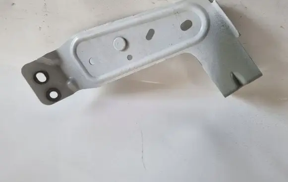 Fender mounting bracket
