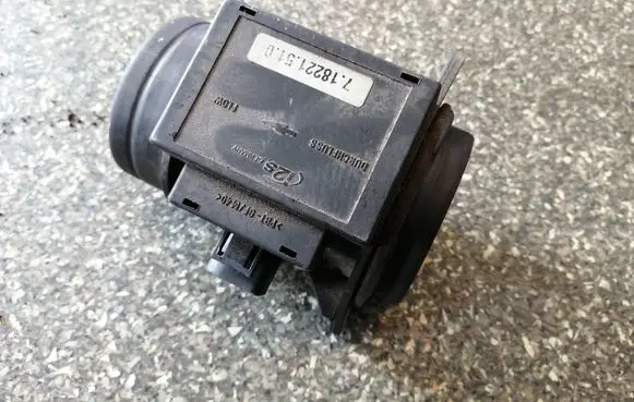 Volkswagen PASSAT B4 Mass air flow meter 718221510