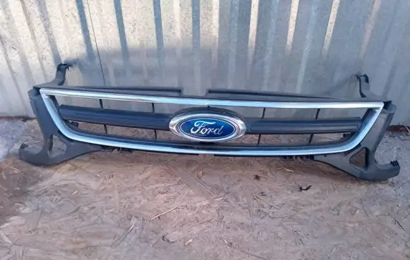 Ford Mondeo MK IV Front bumper upper radiator grill