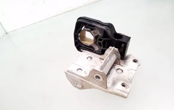 Radiator mount bracket