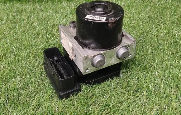 Ford Fiesta ABS Pump 8V512M110AD