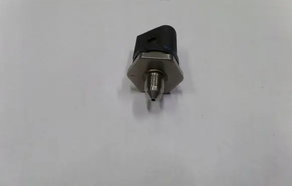 Audi A6 S6 C6 4F Fuel pressure sensor 06H906051A
