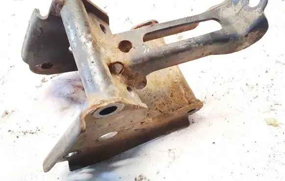Nissan Primera Engine mounting bracket