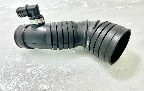 Audi A4 S4 B7 8E 8H Turbo air intake inlet pipe/hose 3B0129615K