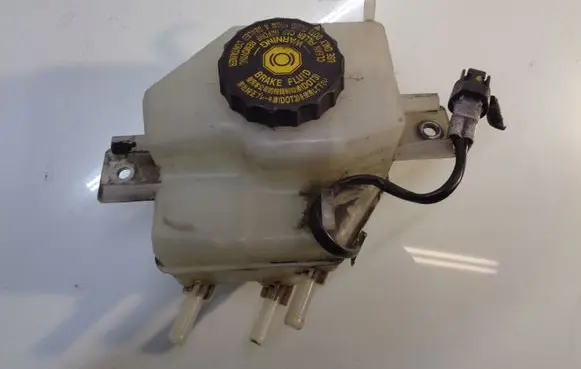 Toyota Auris E180 Brake fluid reservoir 