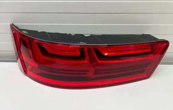 Audi Q7 4M Tailgate rear/tail lights 4m0945093D
