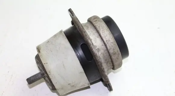 Volkswagen Touareg I Engine mount bracket 7L6199131C
