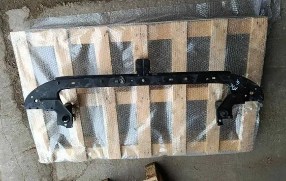 Maserati Quattroporte Bottom radiator support slam panel 670035458