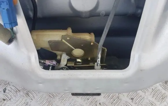 Tailgate/trunk/boot lock/catch/latch