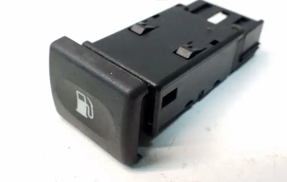 Land Rover Discovery Fuel tank opening switch YUG102390