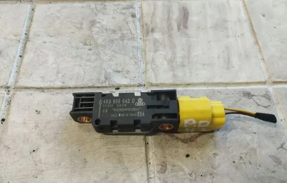 Audi A3 S3 8P Airbag deployment crash/impact sensor 4B0959643D 602413 130308