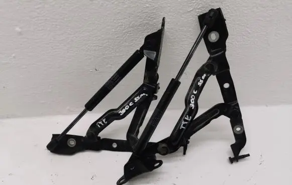 Chrysler 300C Tailgate/trunk/boot hinge