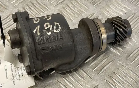Volkswagen PASSAT B5 Vacuum pump 028207A