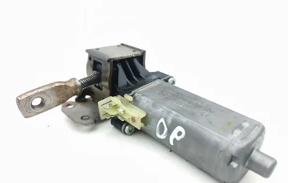 Volvo V70 Seat adjustment motor 0390203219