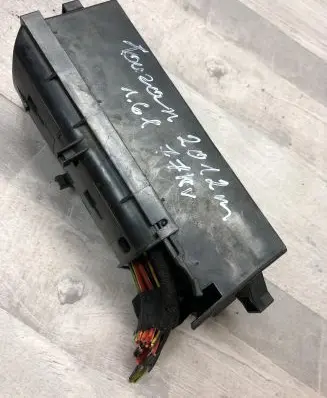 Volkswagen Touran II Fuse module 1043300068 340003686099 013201790210