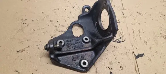 Volkswagen Transporter - Caravelle T4 Fuel pump bracket 074130147C