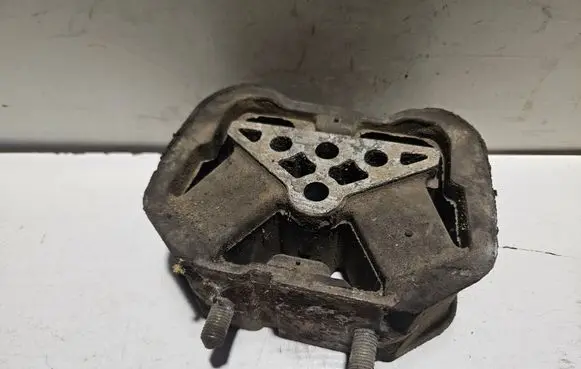 Engine mount bracket