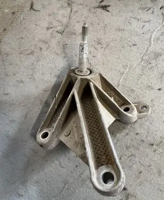 Dacia Logan I Gearbox mounting bracket 8200043084 8200457080