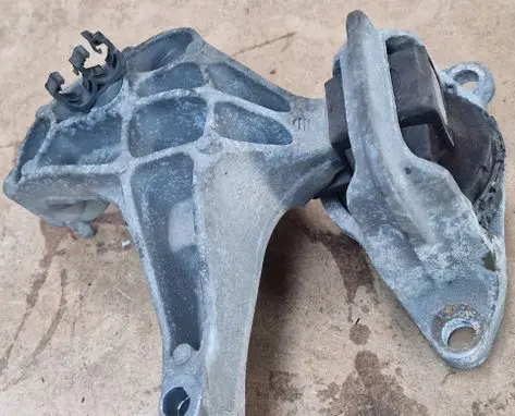 Renault Megane III Engine mount vacuum valve 