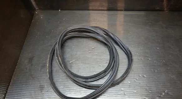 Trunk rubber seal (body)