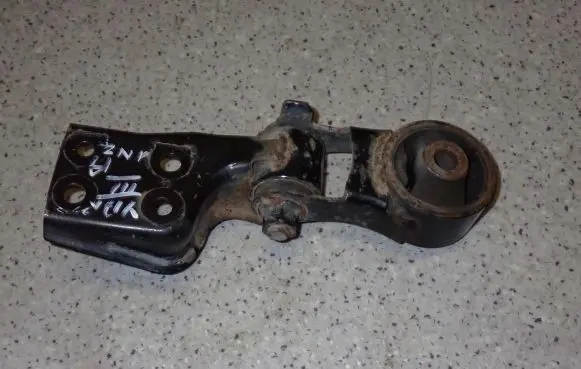 Toyota Yaris Engine mount vacuum valve 