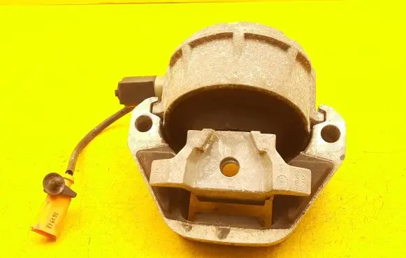 Engine mount vacuum valve