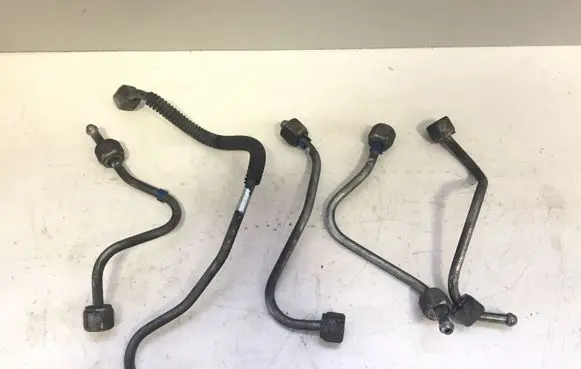 Mazda 6 Fuel injector supply line/pipe 