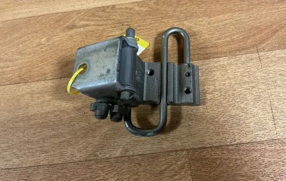 Audi A6 S6 C6 4F Rear door lower hinge 8E0833412