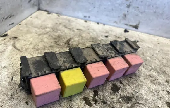 Renault Master II Fuse module 7703297572