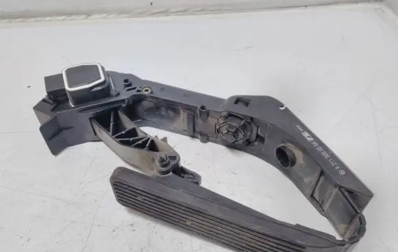Mercedes-Benz CLS C219 Accelerator throttle pedal A2113000504