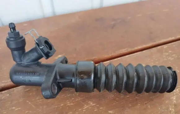 Peugeot 308 Clutch master cylinder 9809468580