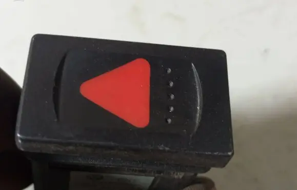 Volkswagen PASSAT B5 Hazard light switch 3B0953235B