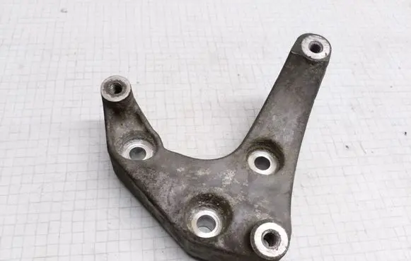 Opel Zafira B Engine mounting bracket 980055390