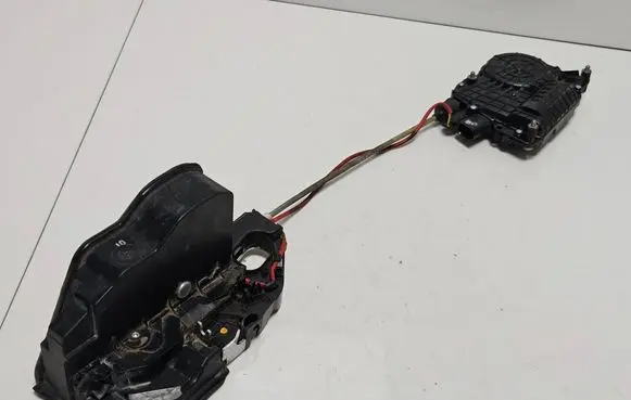 BMW M6 Front door lock 7226200 4154310600