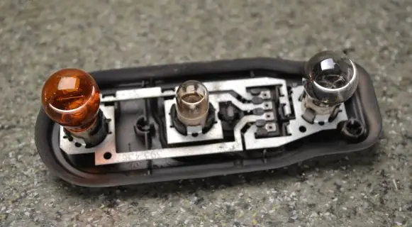 BMW 5 E39 Tail light bulb cover holder 393390 2496339