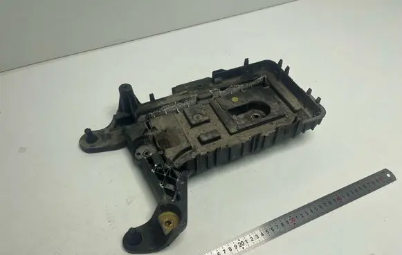 Volkswagen PASSAT B6 Battery tray 1K0915333