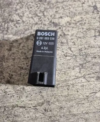 Volkswagen PASSAT B6 Glow plug pre-heat relay 038907281D