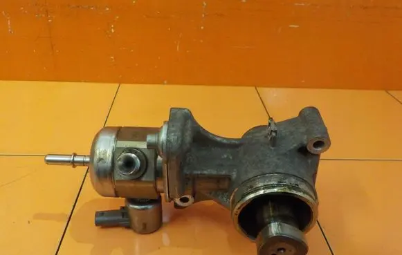 BMW 1 F20 F21 Fuel injection high pressure pump 8605103