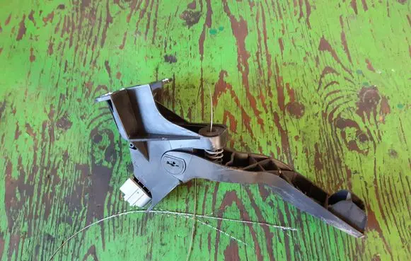 Ford Mondeo Mk III Accelerator throttle pedal 1S719F836BB