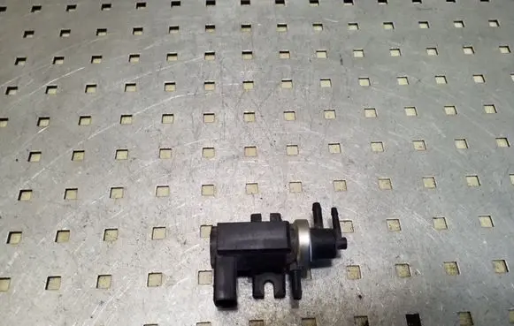 Volkswagen Touareg I Turbo solenoid valve 1J0906627 72290320