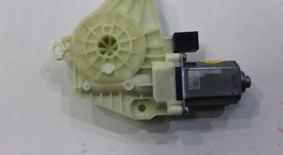 Volkswagen PASSAT B8 Front door window regulator motor 5Q4959801D