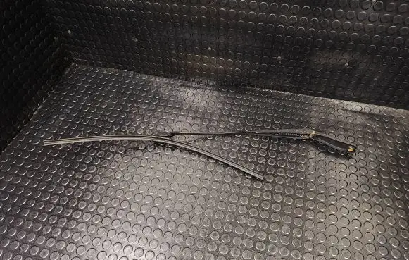 Volvo V70 Windshield/front glass wiper blade 30796035
