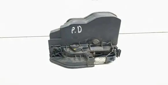 BMW X3 E83 Front door lock 7167072