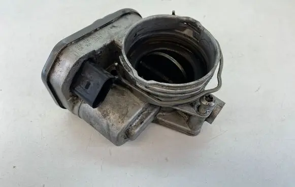 Volkswagen Cross Touran I Throttle valve 038128063M B81680181