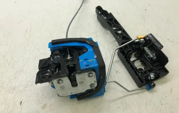 Hyundai i10 Front door lock 81320K7000
