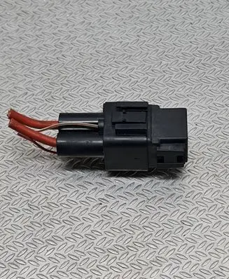 BMW 3 F30 F35 F31 Coolant fan relay 9207913 V23136J1004X85