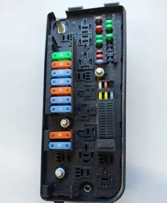 Opel Vectra C Fuse module 13241892 519175509 00102520