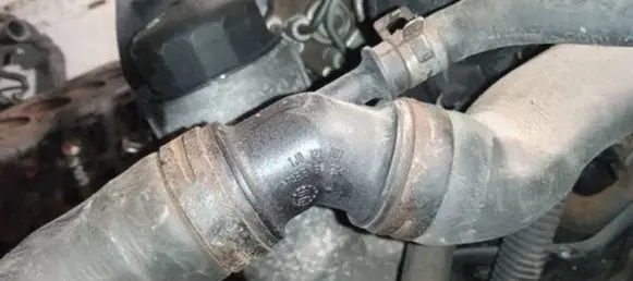 Volkswagen Golf IV Engine coolant pipe/hose 1J0121087B