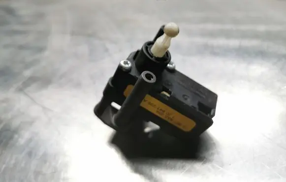 Headlight level adjustment motor