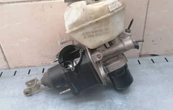 Mercedes-Benz E W211 Master brake cylinder A2110204024105 A0004300312 A2114300302